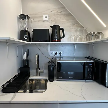 Apartment Whome Prime Location - Your Getaway