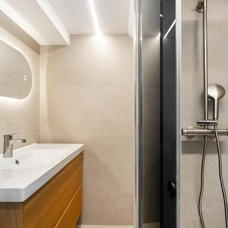 Apartment Whome Prime Location - Your Getaway